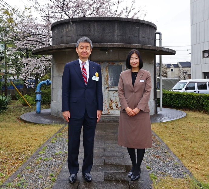 上青木第1号井前で記念撮影