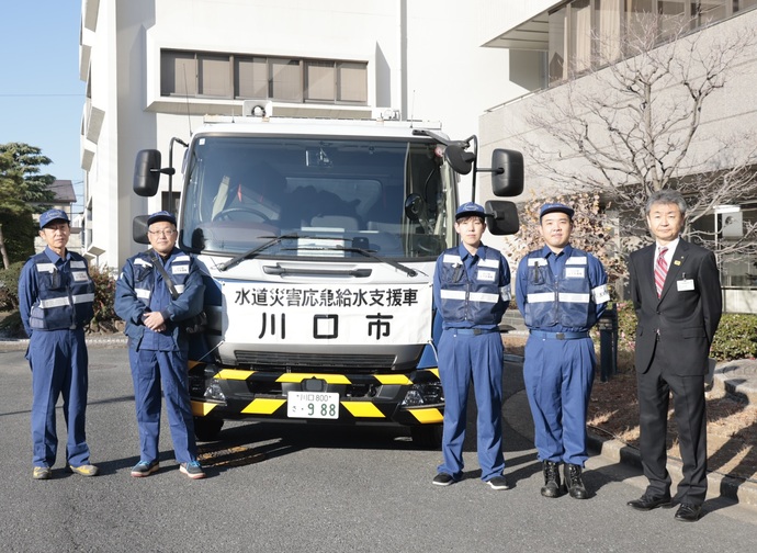 被災地へ向かう4名の職員と上下水道事業管理者